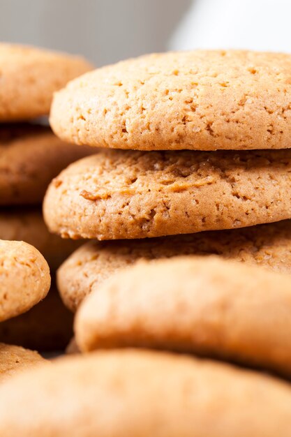 Biscotti rotondi a base di farina di grano e avena, la struttura porosa dei veri biscotti rotondi, non dolci secchi e croccanti
