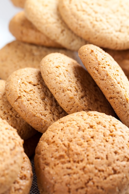 Biscotti rotondi a base di farina di grano e avena, la struttura porosa di veri biscotti rotondi, biscotti non dolci secchi e croccanti, primo piano