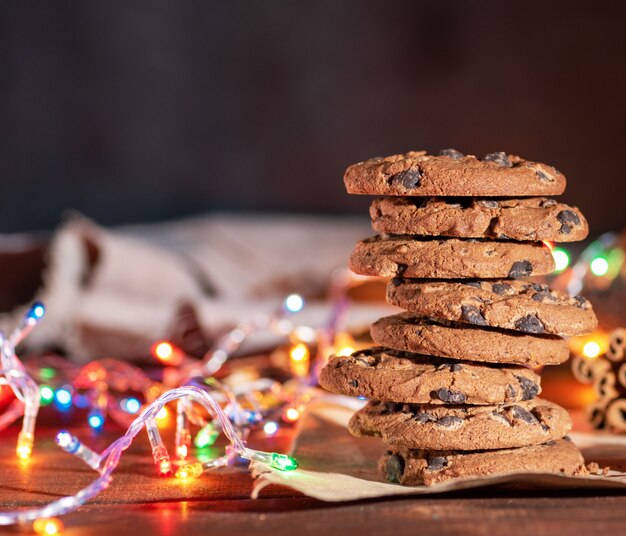 Biscotti rotondi al cioccolato in una pila