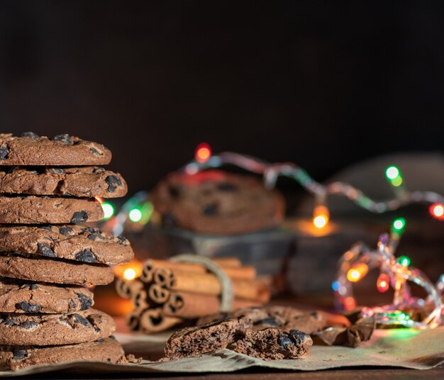 Biscotti rotondi al cioccolato in una pila