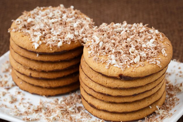 Biscotti rotondi con cioccolato in un piatto