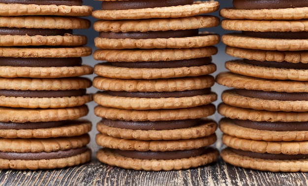 Biscotti rotondi con ripieno di cioccolato