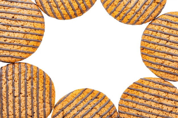 Biscotti rotondi di farina d'avena con cioccolato disposti in uno spazio circolare per copiare testo isolato su sfondo bianco con percorso di ritaglio