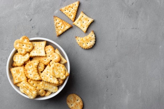 Biscotti salati asciutti del cracker su fondo di pietra grigio.