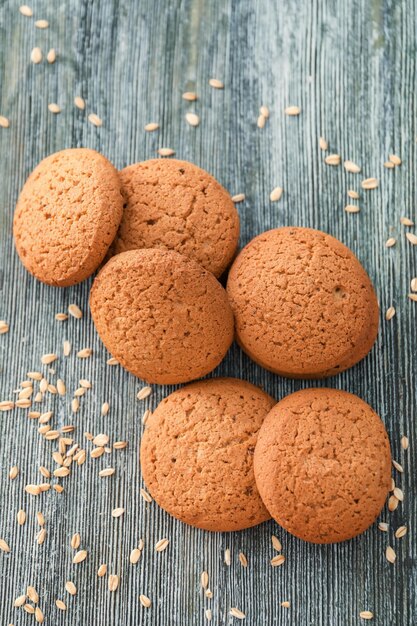 Biscotti saporiti della farina d'avena sulla tavola di legno