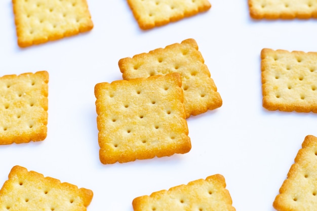 Biscotti secchi del cracker su fondo bianco.