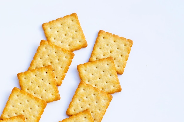 Biscotti secchi del cracker su fondo bianco