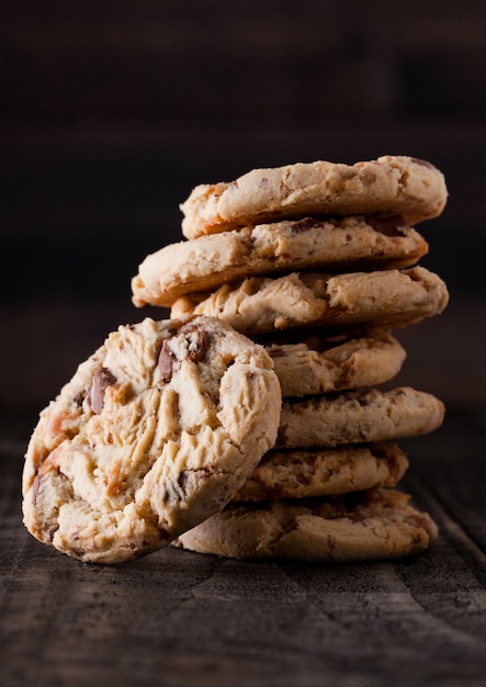 Biscotti senza glutine della farina d'avena dolce del caramello su vecchio fondo di legno