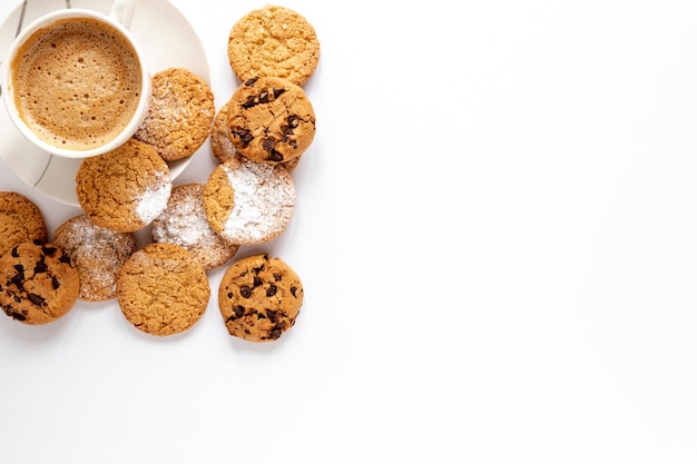 Biscotti squisiti e una tazza di caffè