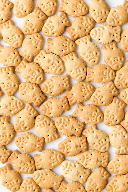 biscotti su fondo bianco un cracker a forma di pesce