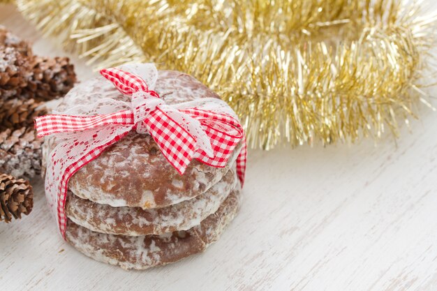 Biscotti su legno bianco