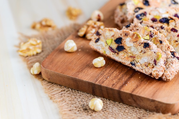 Biscotti su piastra di legno panetteria fatta in casa e cibo sano