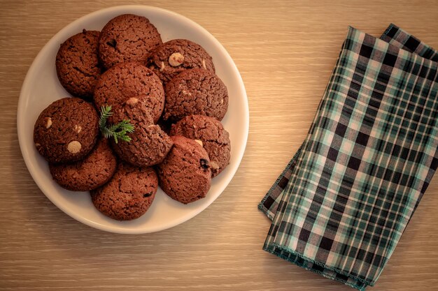 Biscotti su sfondo nero Biscotti con gocce di cioccolato