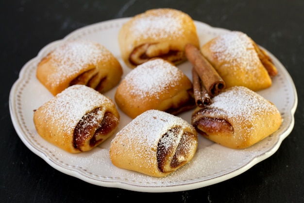 Biscotti su sfondo scuro piatto