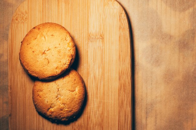 Biscotti su una spianatoia