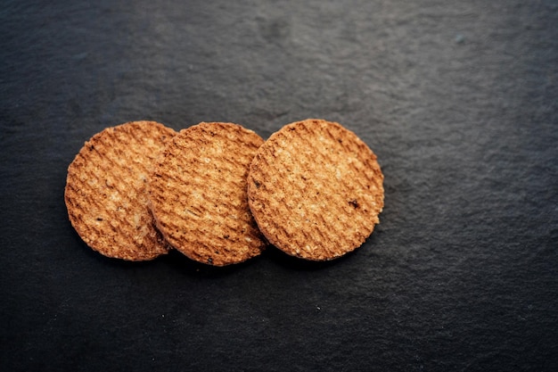 Biscotti su uno sfondo scuro