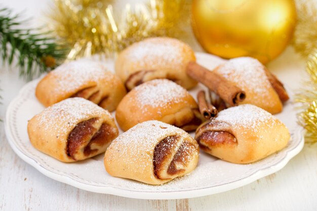 Biscotti sul piatto bianco