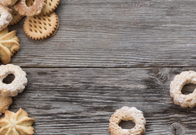 Biscotti sul tavolo di legno