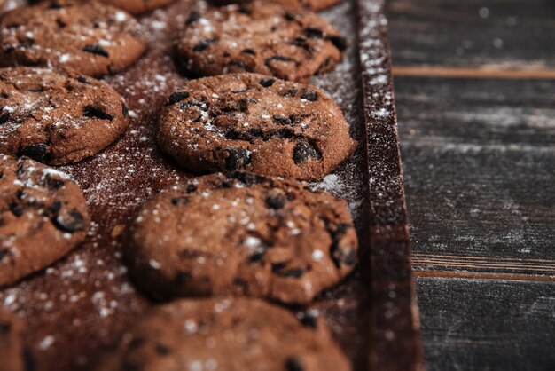 Biscotti sullo scrittorio sulla tavola di legno scura