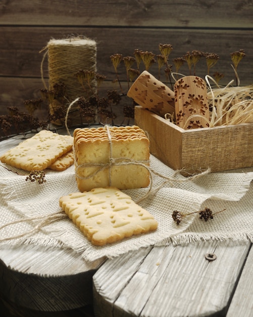 Biscotti timbrati con una stampa di alberi di Natale e fiocchi di neve.