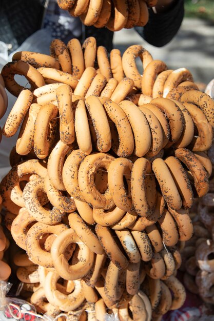 Biscotti tondi secchi con un buco al mercato