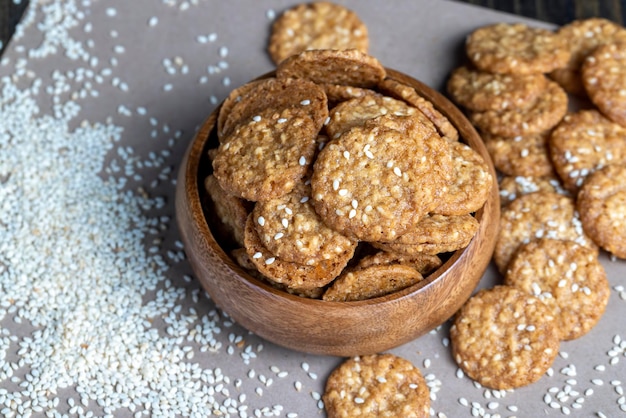 Biscotti tondi sottili di farina d'avena con molti semi di sesamo