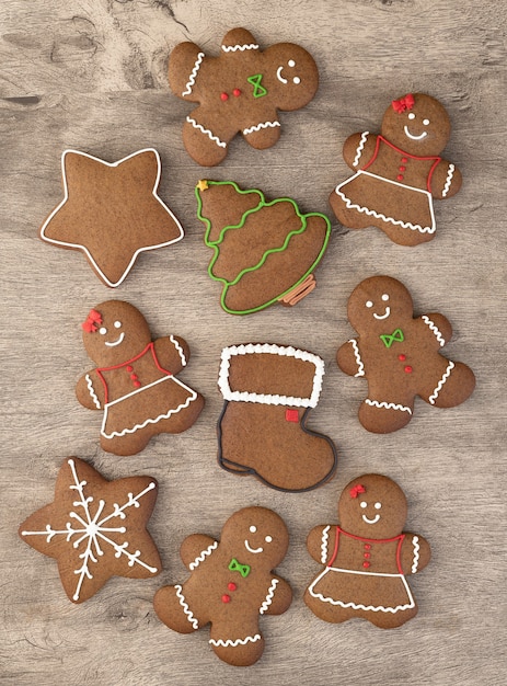 Biscotti tradizionali del pan di zenzero di natale sopra una tavola di legno.