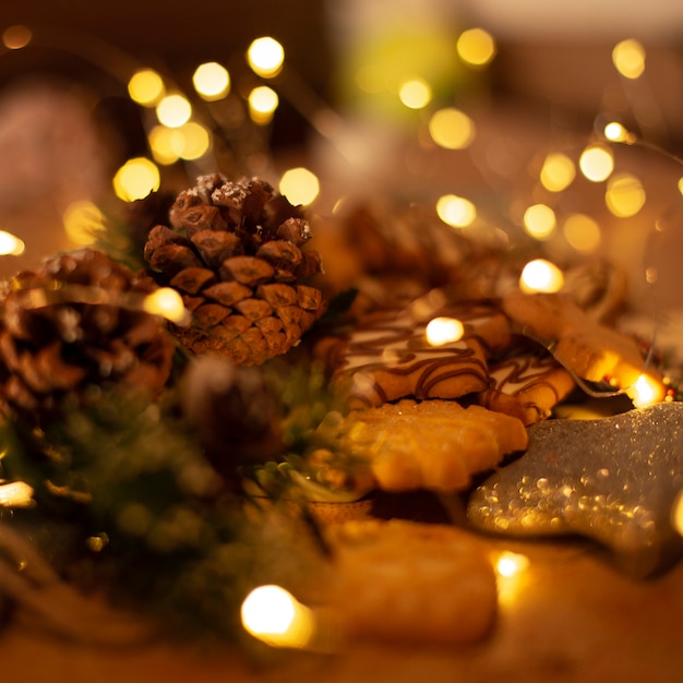 Biscotti tradizionali e pigne con luce dorata bokeh, concetto di Natale e felice anno nuovo.