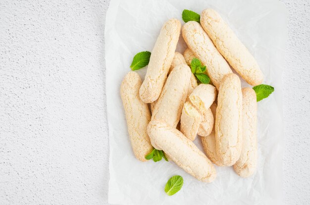 Biscotti tradizionali italiani fatti in casa Ladyfingers (savoyardi)