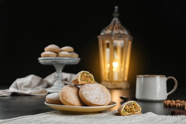 Biscotti tradizionali per le festività islamiche sul tavolo Eid Mubarak