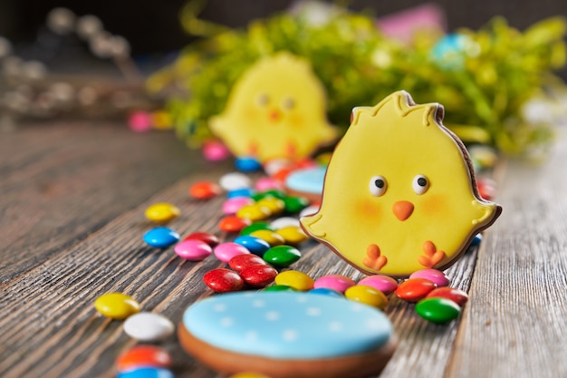 Biscotti variopinti di pasqua sulla tavola di legno.