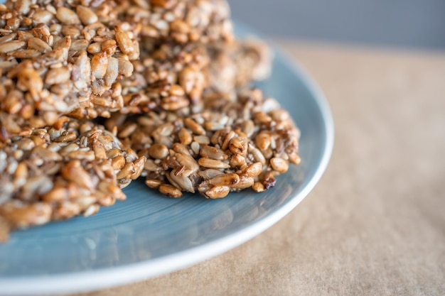 Biscotti vegani a base di banana e semi diversi fotografati con luce naturale