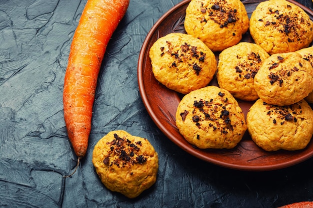 Biscotti vegani alle carote fatti in casa, pasta di carote. Biscotti di carote appena sfornati