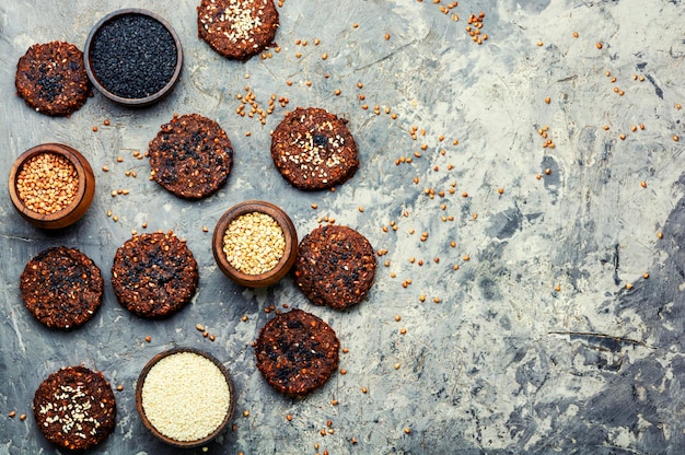 Biscotti vegani di grano saraceno con semi di sesamo.Cibo vegetariano