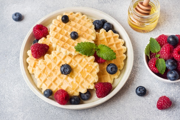 Biscotti Waffle ondulati con lamponi e mirtilli freschi