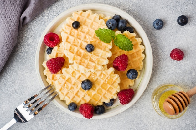 Biscotti Waffle ondulati con lamponi e mirtilli freschi