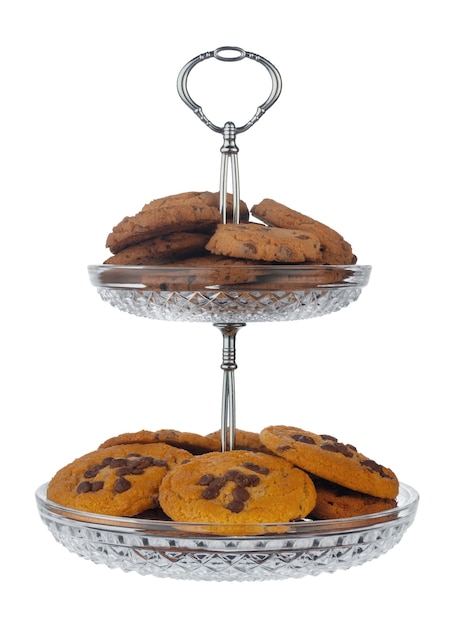 Biscottiera di vetro con biscotti al cioccolato all'interno su sfondo bianco