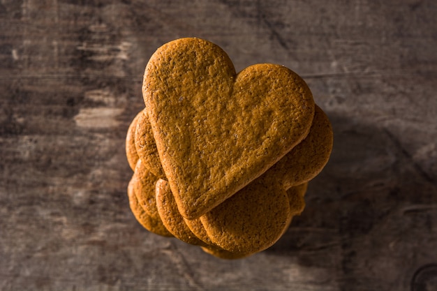 Biscotto a forma di cuore sul concetto di San Valentino e di festa della mamma della tavola di legno.