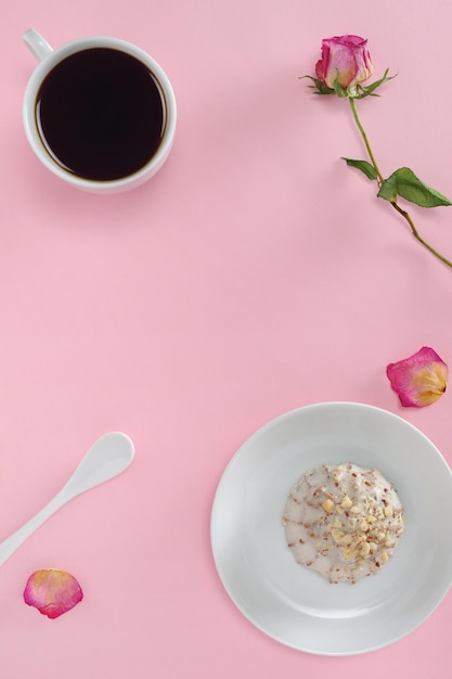 Biscotto al caffè e rosa