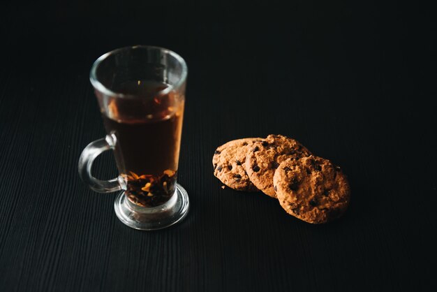 Biscotto al cioccolato con una tazza di tè