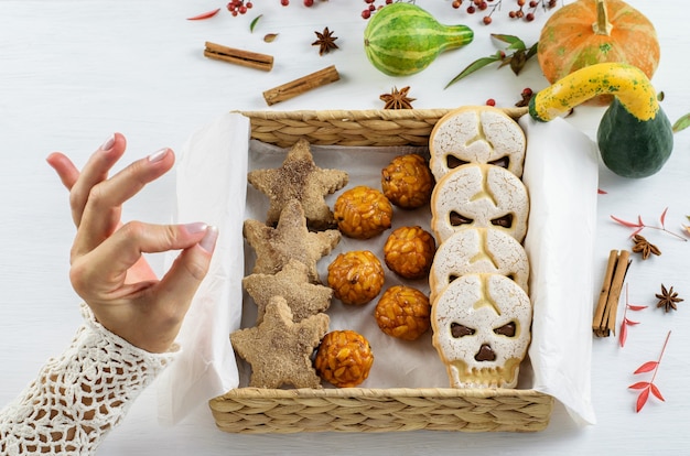 Biscotto alla cannella fatto in casa, biscotto teschio dolce nella scatola ecologica artigianale. Dolci fai da te Halloween