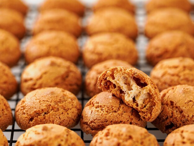 Biscotto Amaretti su un rack di raffreddamento
