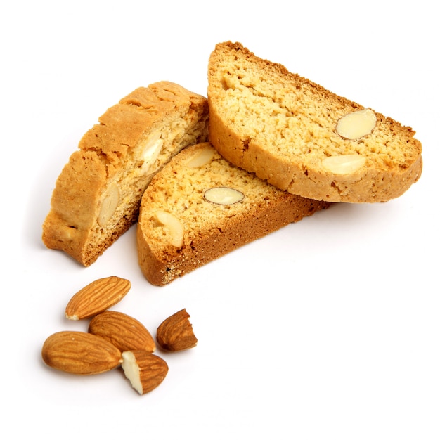 Biscotto cantuccini italiano con ripieno di mandorle. Isolato su bianco