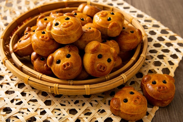 Biscotto cinese mooncake con faccia da porcellino