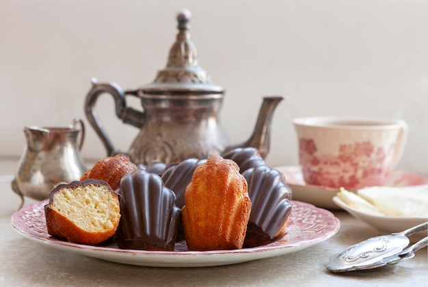 Biscotto classico tradizionale fatto in casa Biscotti francesi Madeleine al limone glassati al cioccolato