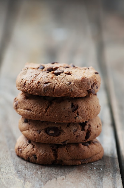 Biscotto con cioccolato sulla tavola di legno