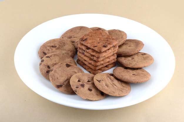 Biscotto con gocce di cioccolato nel piatto