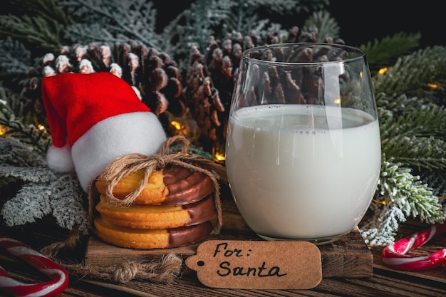 Biscotto con latte in tavola per Babbo Natale