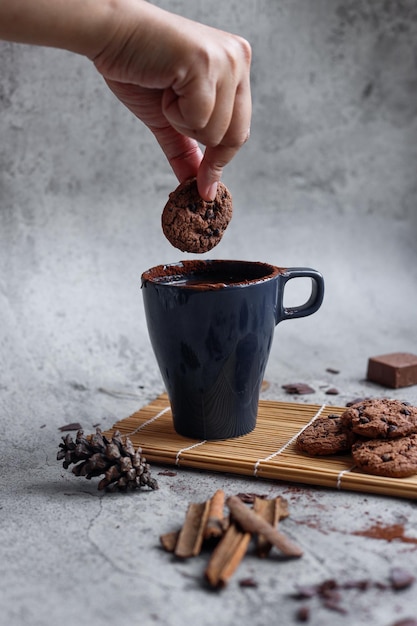 Biscotto da intingere a mano nella cioccolata calda