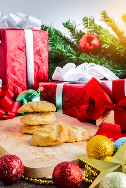 Biscotto di mandorle e decorazione festiva, Natale e Capodanno sul tavolo